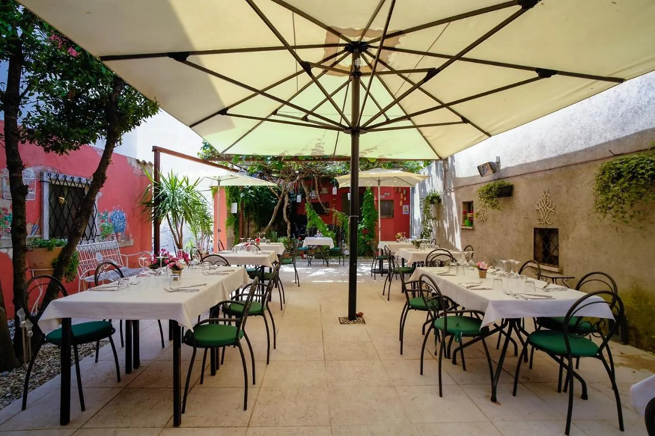 Locanda Il Cavallino Валеджо-суль-Минчо Гостевой дом